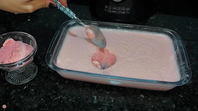Dessert di gelatina con latte condensato